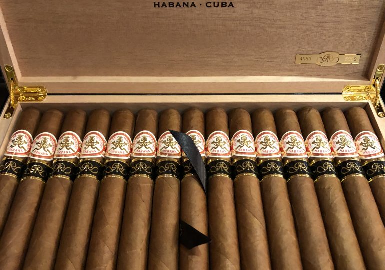 Hoyo De Monterrey Double Corona Gran Reserva Cosecha 2013