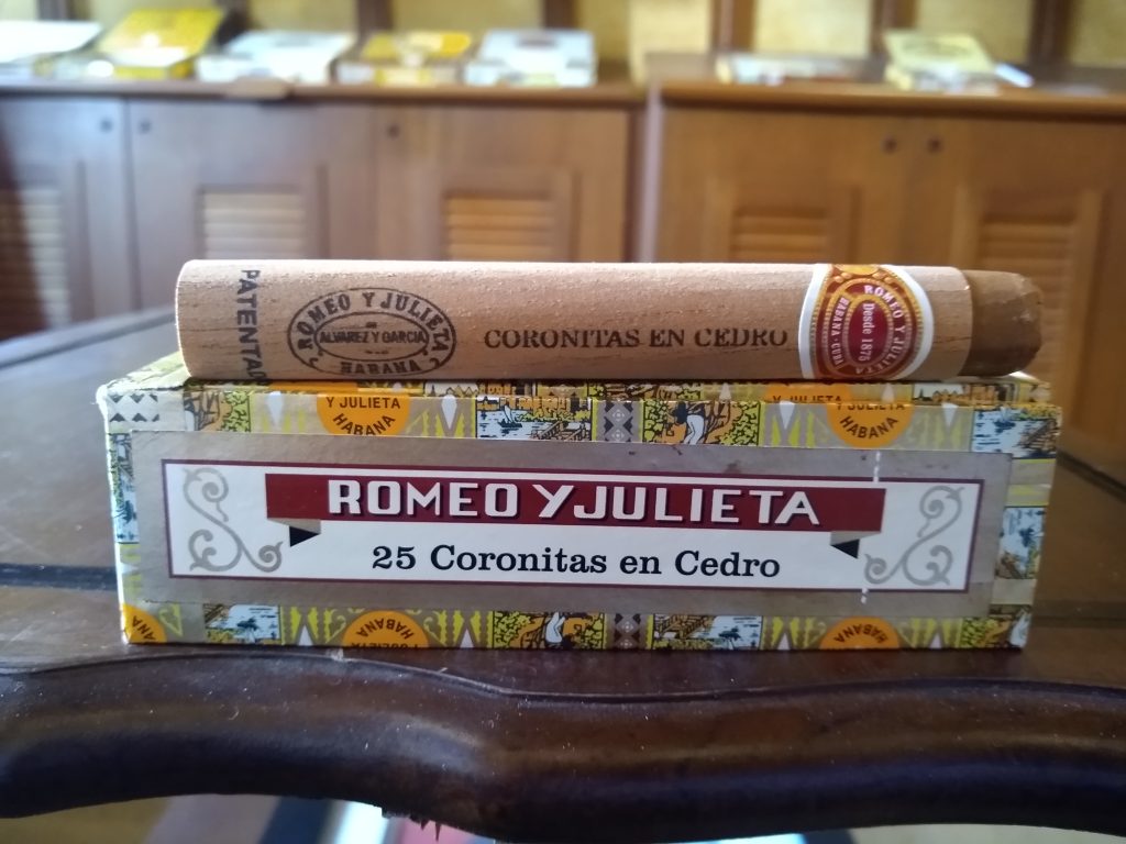 Romeo-y-Julieta-Coronitas-en-cedro-3